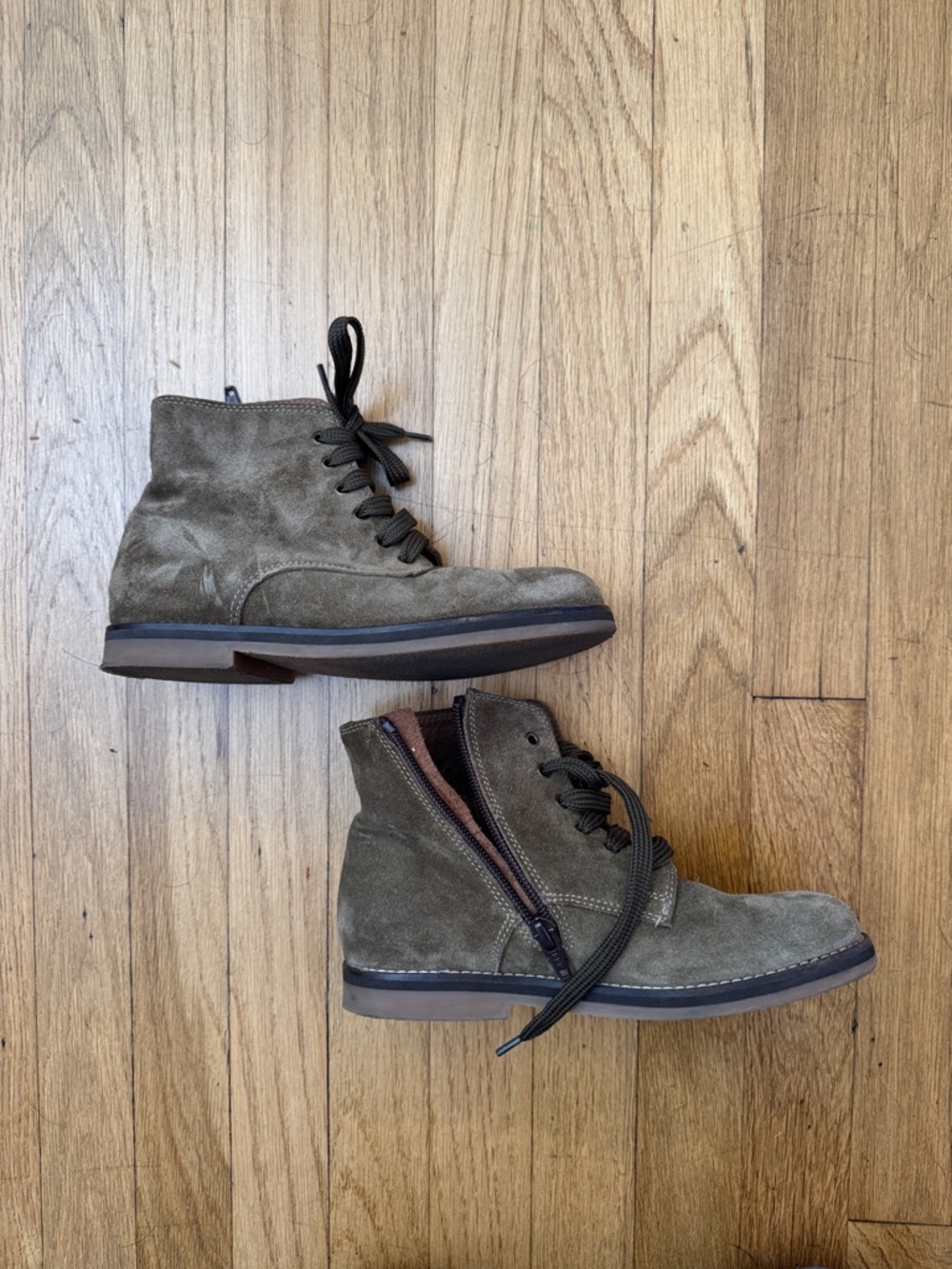 Pépé kids shoes made in Italy. Suede boots with zip up side. Khaki color